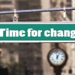 Auf dem Schild steht "Time to Change", vielleicht ist es Zeit für Veränderung