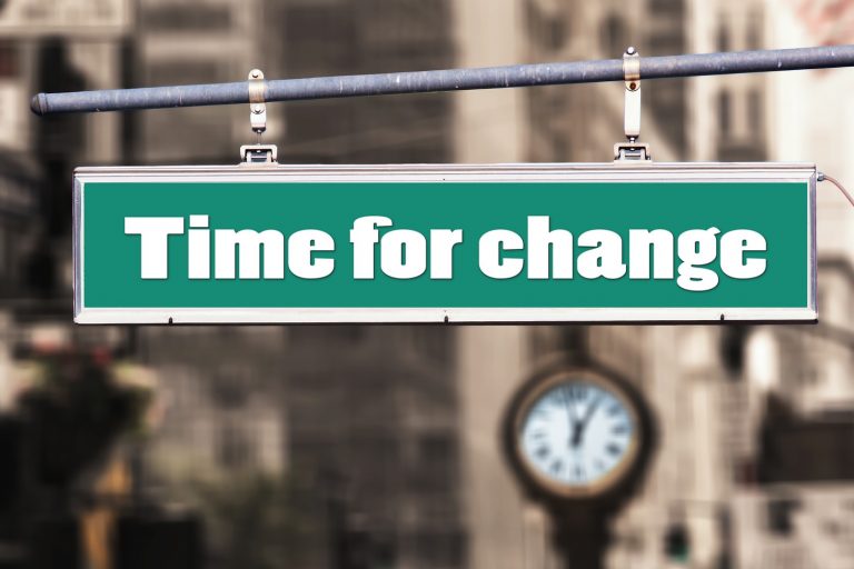 Auf dem Schild steht "Time to Change", vielleicht ist es Zeit für Veränderung