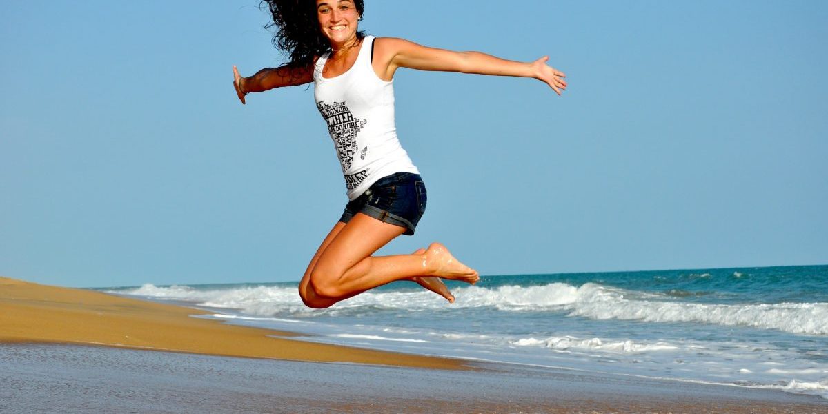 fitness-332278_1920 Frau springt in die Luft am Meer