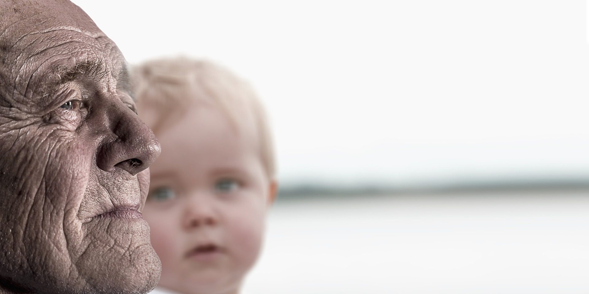 man-3552247_1920 kleines Kind schaut fragend alten Mann an