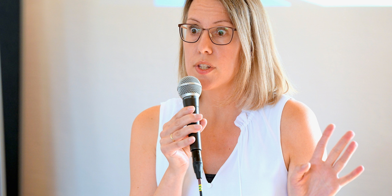 Cornelia in einem Vortrag &uuml;berrascht