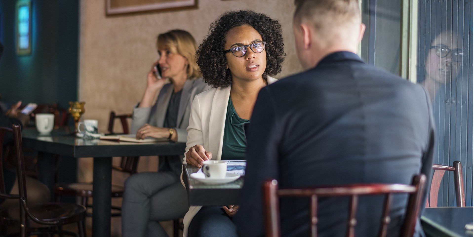 african-3399525_1920(1) Frau und Mann unterhalten sich am Tisch