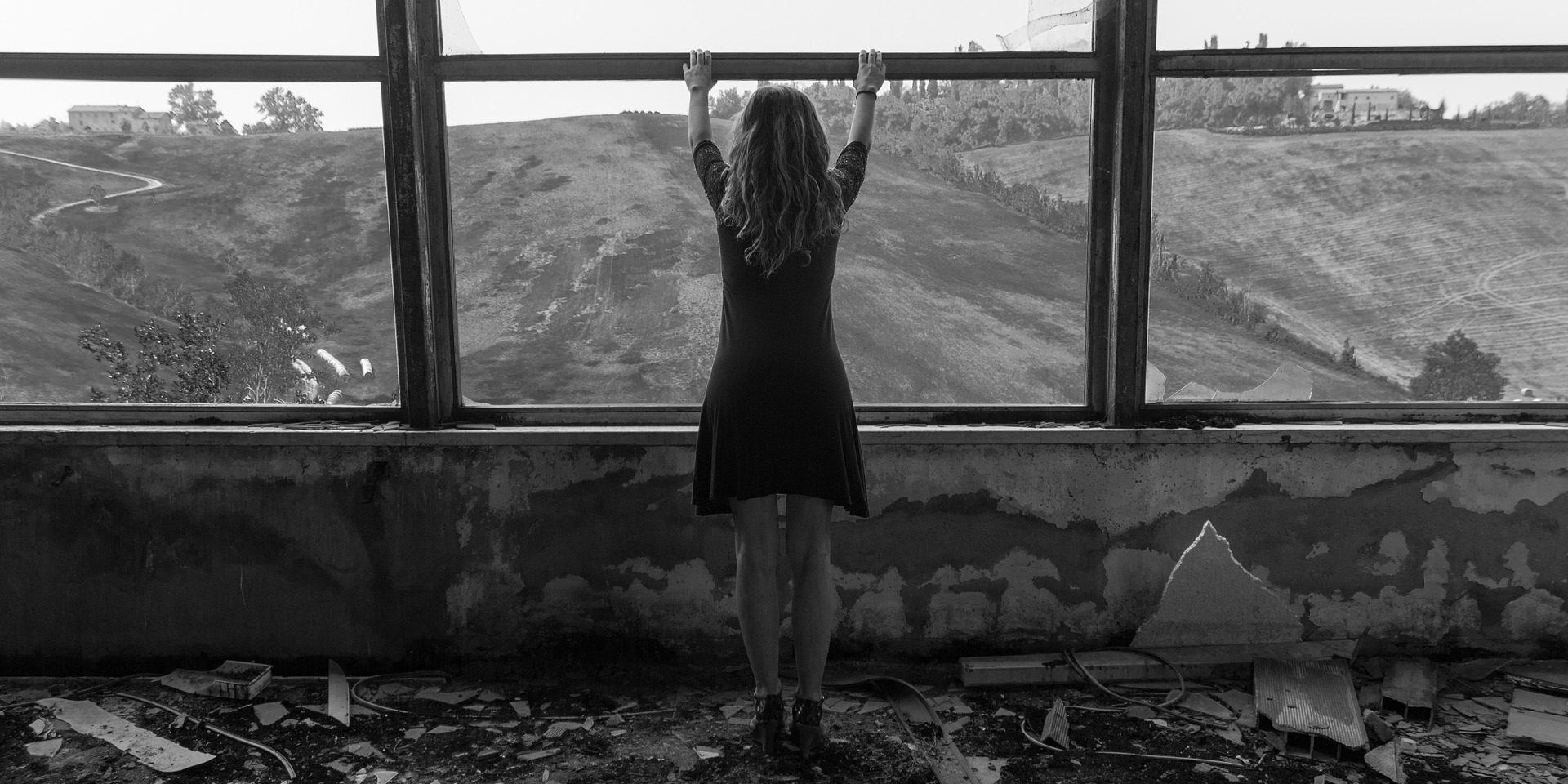 Frau in Ruine &ouml;ffnet Fenster