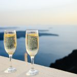 Sekt auf Mauer mit Sicht auf Meer