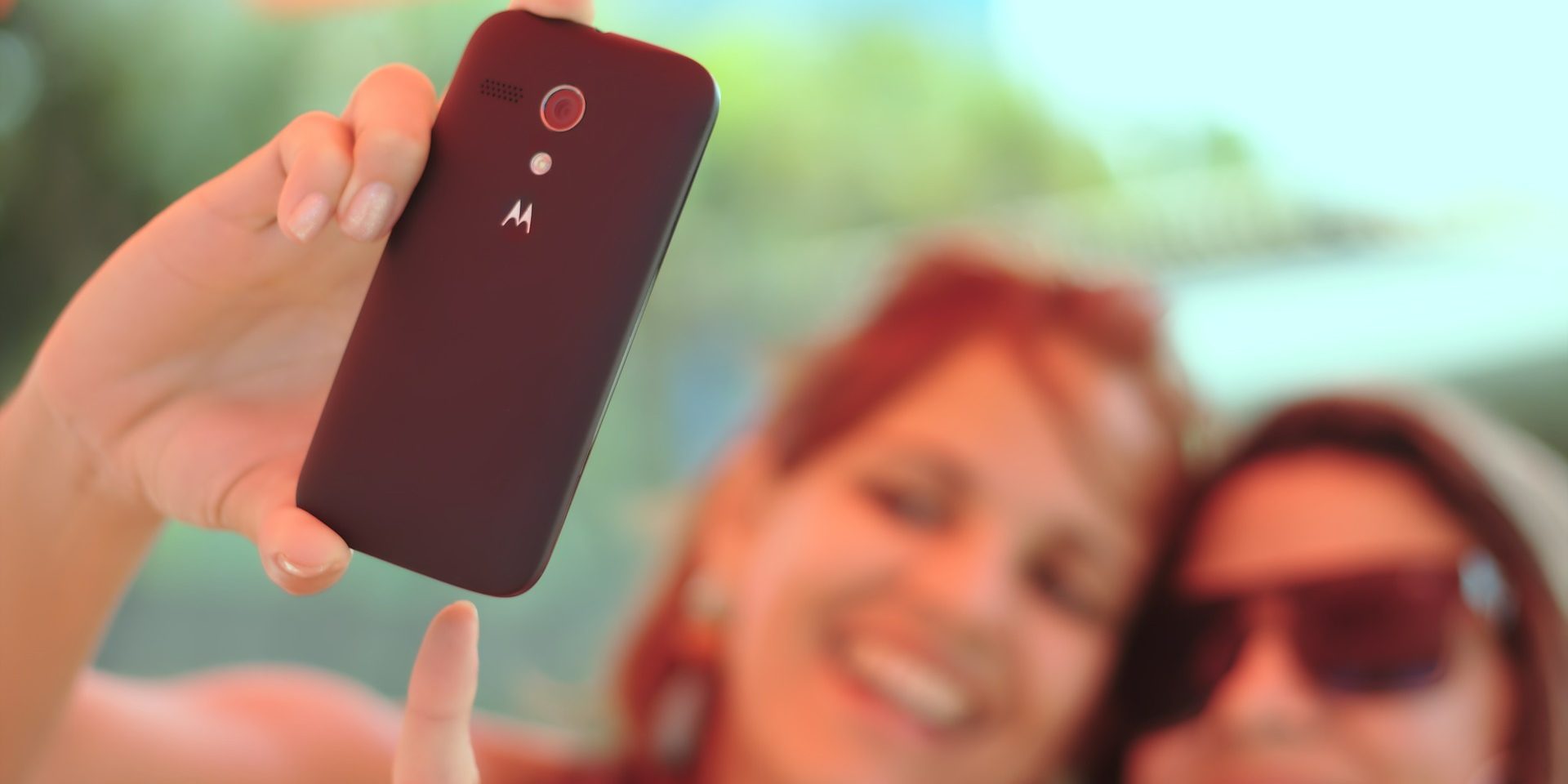 zwei Frauen machen Selfie mit Handy