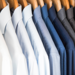 Die Hemden in diesem Kleiderschrank ist perfekt sortiert