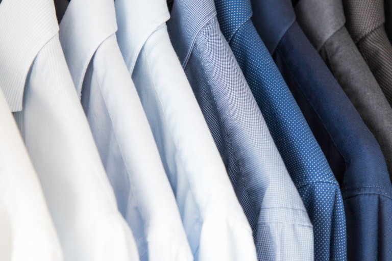 Die Hemden in diesem Kleiderschrank ist perfekt sortiert